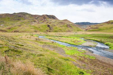 前往冰岛9月在Hveragerdi温泉河小径区观看绿色山谷和瓦尔马河图片