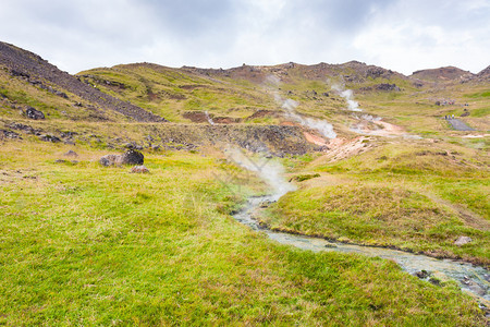 前往冰岛9月Hveragerdi温泉河径地区的热水流量图片
