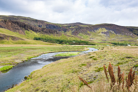 前往冰岛9月在Hveragerdi温泉河小径区的Varma河岸图片