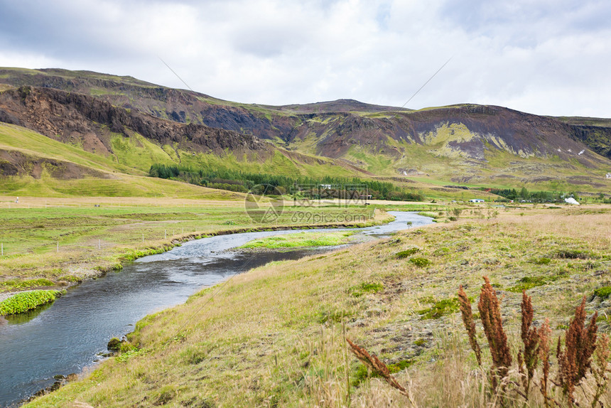 前往冰岛9月在Hveragerdi温泉河小径区的Varma河岸图片