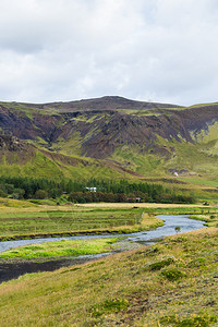 前往冰岛9月在Hveragerdi温泉河小径区观赏瓦尔马河图片