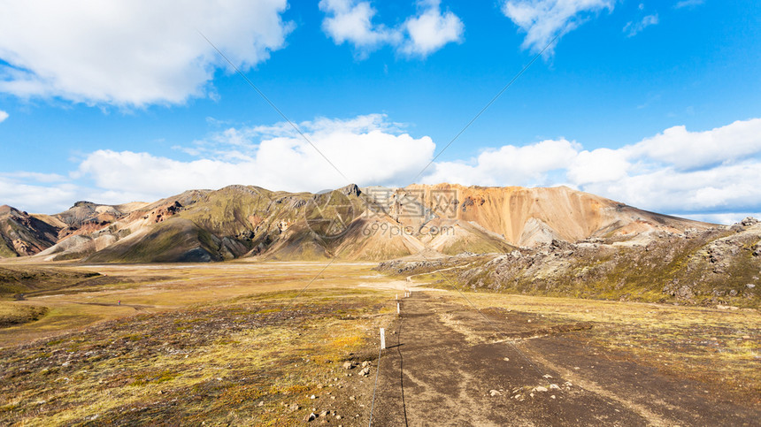 前往冰岛高地区Fjellabak自然保护区Landmannalaugar地区的Vondugil山谷的足迹图片