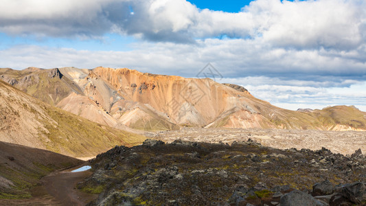 前往冰岛前往冰岛高地区Fjellabak自然保护区位于冰岛高地区的Landmannalaugar地区的Laugahraun火山熔图片