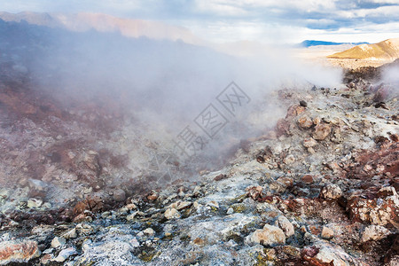 前往冰岛高地区Fjellabak自然保护区Landmannalaugar地区的热泉图片