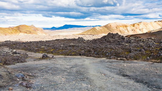 前往冰岛高地区Fjellabak自然保护区Landmannalaugar地区的Laugahraun火山熔岩田小径图片