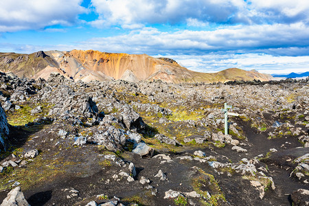 前往冰岛高地区Fjellabak自然保护区Landmannalaugar地区的Laughahraun火山熔岩场的马路标志图片