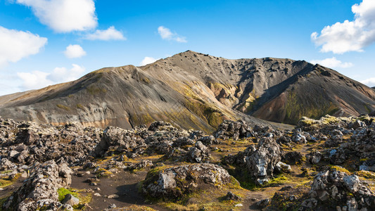 9月前往冰岛高原地区的Fjallabak自然保护区的Landmannalaugar地区的冰岛山和Laugahraun火山熔岩场图片