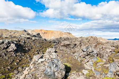 前往冰岛高地区Fjellabak自然保护区Landmannalaugar地区的Laughahraun火山熔岩场古老石块图片