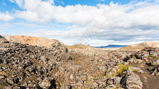 前往冰岛高地区Fjellabak自然保护区Landmannalaugar地区的Laugahraun火山熔岩场景观图片