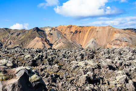 冰岛之旅冰岛高原地区Fjallabak自然保护区陆路Laugar地区Laugahraun熔岩场上的火山巨石图片