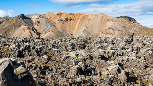 前往冰岛高地区Fjellabak自然保护区Landmannalaugar地区的Laugahraun火山熔岩场表面图片