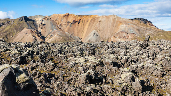 前往冰岛高地区Fjellabak自然保护区Landmannalaugar地区的Laugahraun火山熔岩场表面图片