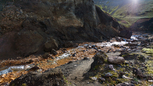 前往冰岛高地区Fjellabak自然保护区Landmannalaugar地区的河谷图片