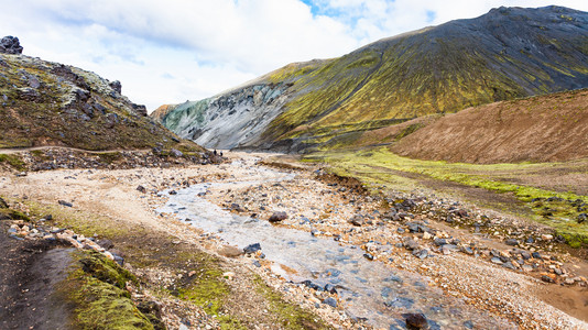 前往冰岛9月冰岛高原地区Fjallabak自然保护区Landmannalaugar地区Graenagil峡谷的河流图片