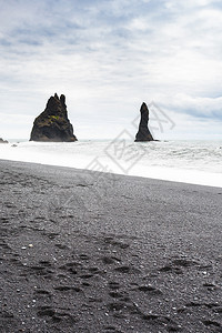 前往冰岛雷尼斯德兰格玄武岩堆在雷尼斯福吉拉海滩在冰岛附近的维克一米达尔村大西洋南岸卡特拉地质公园在9月图片