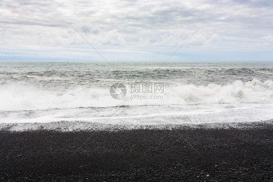 前往冰岛雷尼斯法哈拉海滩上洋冲浪位于塞普坦贝尔KatlaGearpark的大西洋南海岸VikIMyrdal村附近图片