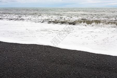 前往冰岛雷尼斯法哈拉海滩上浪位于塞普坦贝尔KatlaGearpark的大西洋南海岸VikIMyrdal村附近图片