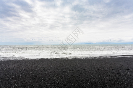 前往冰岛雷尼斯法哈拉黑滩上海洋冲浪位于塞普坦贝尔KatlaGearpark的大西洋南海岸VikIMyrdal村附近图片