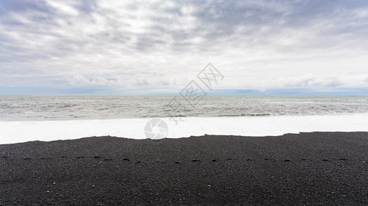 前往冰岛雷尼斯法哈拉黑沙滩上海洋冲浪位于塞普坦贝尔KatlaGeopark的大西洋南海岸VikIMyrdal村附近图片