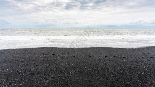 前往冰岛雷尼斯法哈拉黑沙滩上的海洋波浪位于塞普坦贝尔KatlaGeopark的大西洋南海岸VikIMyrdal村附近图片