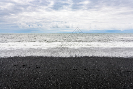 前往冰岛雷尼斯法哈拉黑滩上的海浪位于塞普坦贝尔KatlaGearpark的大西洋南海岸VikIMyrdal村附近图片