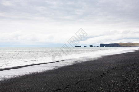 去冰岛旅游雷尼斯菲亚拉海滩在秋天的卡特拉地质公园在大西洋南岸的维克米达尔村附近欣赏冰岛的戴罗雷岬图片