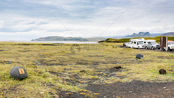 前往冰岛在大西洋南海岸KatlaGeoparkinseptember的VikIMyrdal村的Reynisfjara黑滩附近的大图片