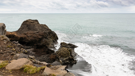 前往冰岛南大西洋海岸KatlaGeoparkinseptember的VikIMyrdal村附近的大西洋海滩图片