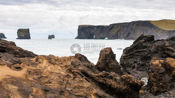 前往冰岛大西洋海火山岸和SeptemberKatlaGearpark的大西洋南海岸VikIMyrdal村附近Dyrholaey的图片