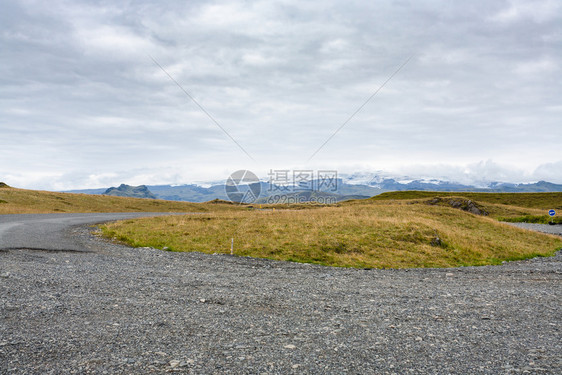 前往冰岛9月卡特拉地质公园大西洋南岸VikIMyrdal村附近的Dyrholaegur半岛肮脏的Dyrholavgur公路表面图片