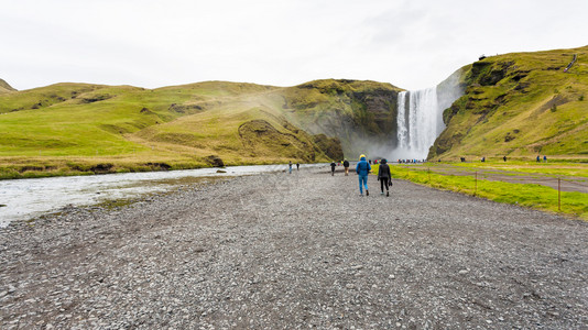 冰岛之旅九月人们步行前往卡特拉地质公园的斯科加福斯瀑布图片