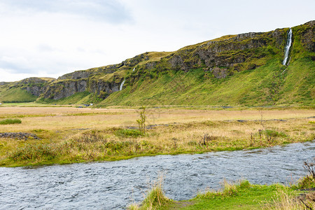 前往冰岛9月在冰岛大西洋南岸卡特拉地质公园塞尔贾兰兹瀑布附近的塞尔贾兰兹河河边图片