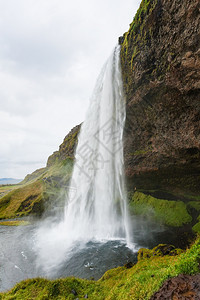 前往冰岛9月在冰岛大西洋南岸卡特拉地质公园的塞尔贾兰兹瀑布侧视图图片