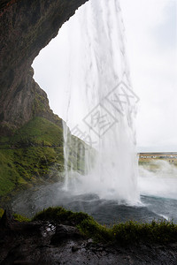 去冰岛旅游九月在冰岛大西洋南岸卡特拉地质公园塞尔贾兰兹瀑布塞尔贾兰兹洞穴的湿径图片