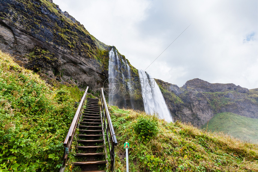 去冰岛旅游九月在冰岛大西洋南岸卡特拉地质公园塞尔贾兰德河瀑布的塞尔贾兰德洞穴步骤图片