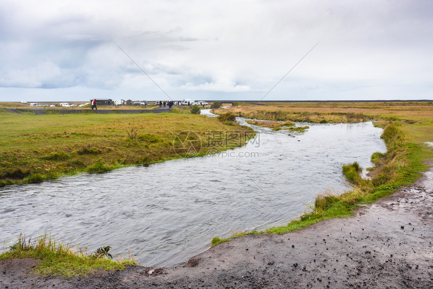 前往冰岛九月冰岛大西洋南岸卡特拉地质公园塞尔贾兰兹瀑布附近塞尔贾兰兹河潮湿的河岸图片