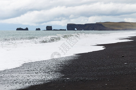 前往冰岛雷尼斯菲亚拉海滩和冰岛的戴罗莱角靠近大西洋南岸卡特拉地质公园的维克一米达尔村图片