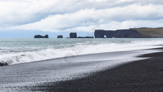 前往冰岛雷尼斯菲亚拉黑沙滩和冰岛的戴罗雷岬靠近大西洋南岸卡特拉地质公园的维克米达尔村图片