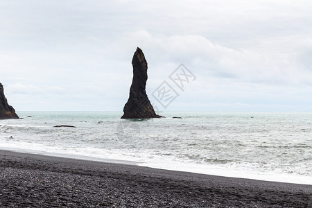 前往冰岛雷尼斯法哈拉黑沙滩上的Reynisdrangarbasalt堆位于塞普坦贝尔KatlaGeoparker的大西洋南海岸V图片
