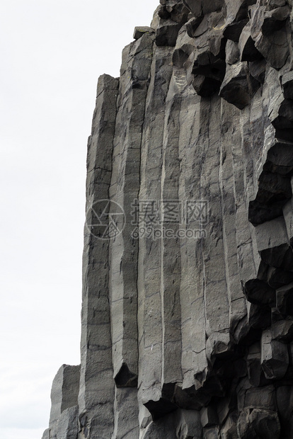前往冰岛雷尼斯菲亚尔山的墙壁在冰岛雷尼斯菲亚拉海滩附近的维克米达尔村在大西洋南岸卡特拉地质公园9月图片
