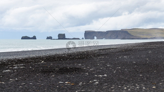 前往冰岛雷尼斯菲亚拉黑沙滩在9月卡特拉地质公园的大西洋南岸VikIMyrdal村附近观赏冰岛的Dyrholaeycape图片