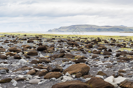 前往冰岛雷尼斯法哈拉黑沙岩熔滩表面的巨石位于KatlaGeopark的KatlaGearparkinseptember大西洋南海图片
