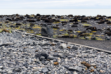 卡特拉南岸海滩上的鹅卵石图片