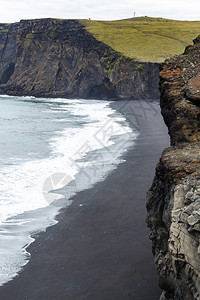前往冰岛上图为九月卡特拉地质公园大西洋南岸维克一米达尔村附近的Kirkjufjara黑海滩图片