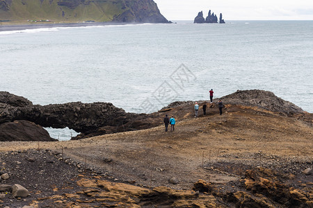 前往冰岛旅游者位于塞普坦贝尔KatlaGeopark的大西洋南海岸VikIMyrdal村VikMyrdal村Kirkjufjar图片