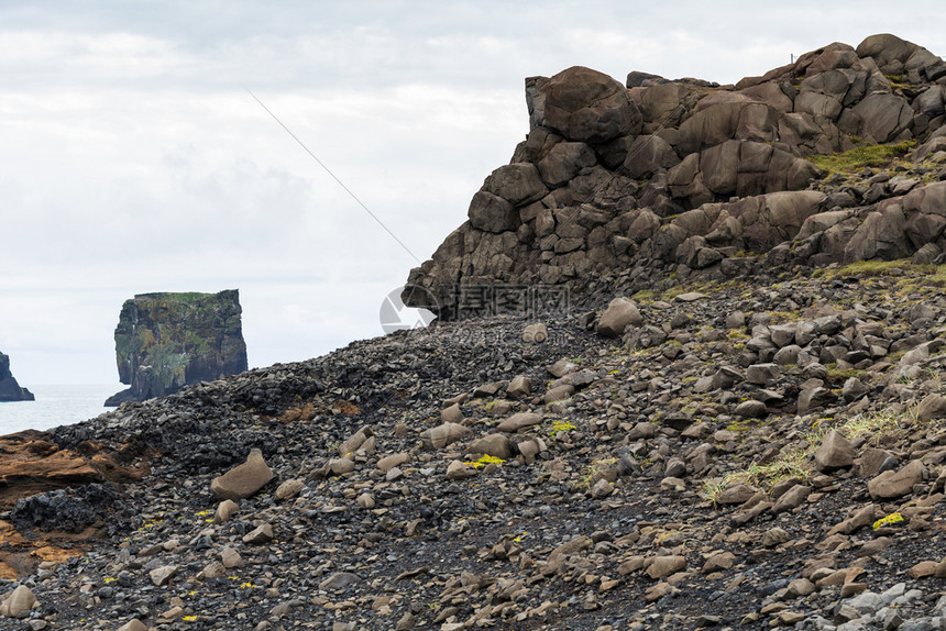 前往冰岛位于塞普坦贝尔KatlaGeopark的大西洋南海岸VikIMyrdal村附近的Kirkjufjara海滩上的火山石图片
