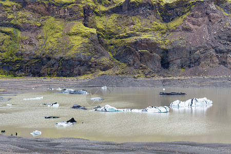 冰岛前往大西洋南岸KatlaGeopark的Solhemajajokol冰川Mirdalsjokul冰盖南川舌头附近水坑融化冰雪图片