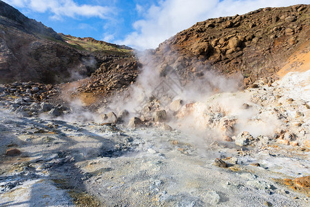 前往冰岛南半雷克雅内斯卡吉雷克雅内斯半岛塞普滕贝的Krysuvik地热区雷克雅内斯卡吉雷克雅内斯半岛的烟雾图片