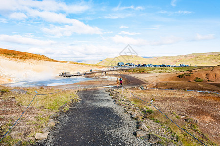 前往冰岛南半雷克贾内斯卡吉雷克雅内斯半岛位于塞普滕贝尔的Krysuvik地热区通往泥坑的道路图片