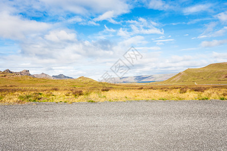 前往冰岛南半雷克贾内斯卡吉雷克雅内斯半岛地热区Krysuvik位于塞普提尔的Sudurstrstrandarvegur公路附近山图片